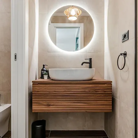 Japandi Apartment, Zona Porto Con Balcone E Jacuzzi Idromassaggio Livorno