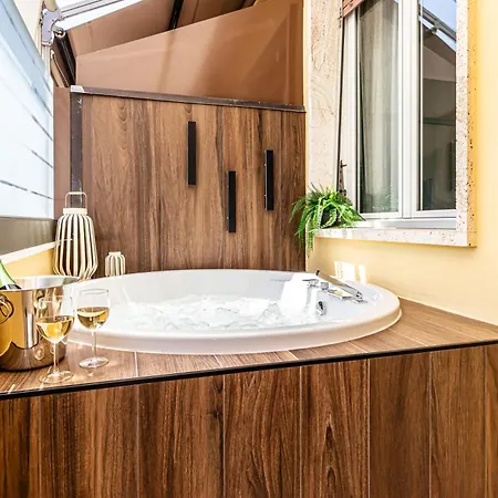 Apartment Japandi Apartment, Zona Porto Con Balcone E Jacuzzi Idromassaggio Livorno