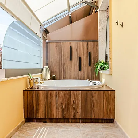 Japandi Apartment, Zona Porto Con Balcone E Jacuzzi Idromassaggio Livorno