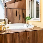 Apartment Japandi Apartment, Zona Porto Con Balcone E Jacuzzi Idromassaggio Livorno